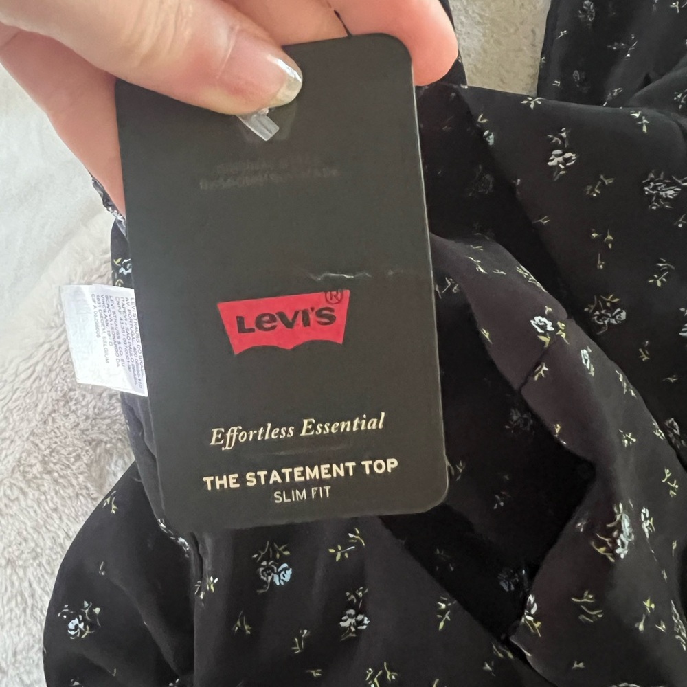 Levi's Black Floral Women's Top Size M NWT - Picture 3 of 6